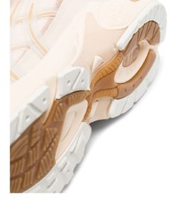 Chaussures de sport en cuir beiges Asics