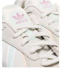 Chaussures de sport en cuir beiges adidas