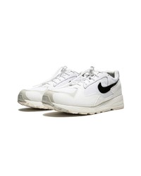 Chaussures de sport en cuir blanches et noires Nike