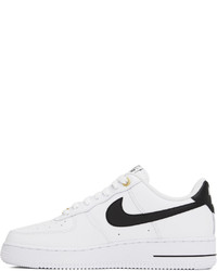 Chaussures de sport en cuir blanches et noires Nike