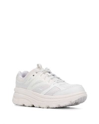 Chaussures de sport en cuir blanches Hoka One One