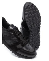 Chaussures de sport en cuir camouflage noires Valentino Garavani