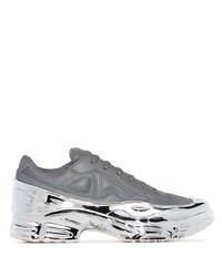 Chaussures de sport en cuir grises adidas