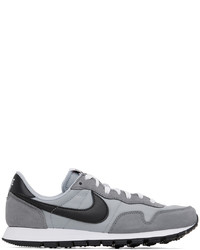 Chaussures de sport en cuir grises Nike