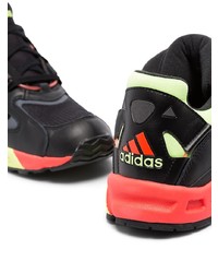 Chaussures de sport en cuir imprimées noires adidas