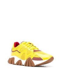 Chaussures de sport en cuir jaunes Versace