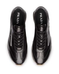Chaussures de sport en cuir noires Prada