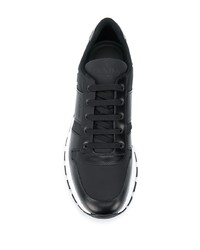 Chaussures de sport en cuir noires Prada