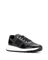 Chaussures de sport en cuir noires Prada