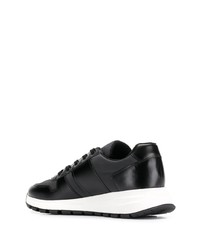 Chaussures de sport en cuir noires Prada