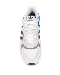 Chaussures de sport en daim blanches adidas