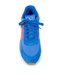 Chaussures de sport en daim bleues adidas