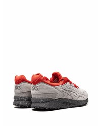 Chaussures de sport en daim grises Asics