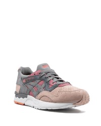 Chaussures de sport en daim grises Asics