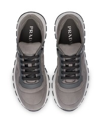 Chaussures de sport en daim grises Prada