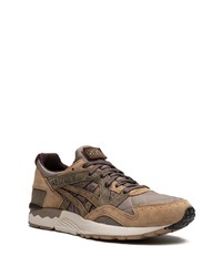 Chaussures de sport en daim marron Asics