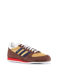 Chaussures de sport en daim marron adidas