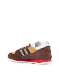 Chaussures de sport en daim marron adidas