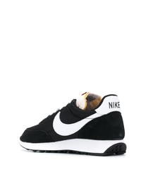 Chaussures de sport en daim noires et blanches Nike