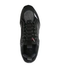 Chaussures de sport en daim noires Roa