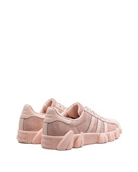 Chaussures de sport en daim roses adidas