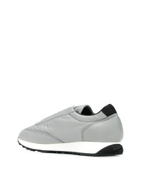 Chaussures de sport en toile grises Prada