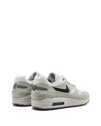 Chaussures de sport grises Nike