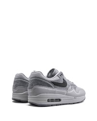 Chaussures de sport grises Nike