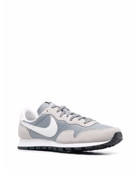 Chaussures de sport grises Nike