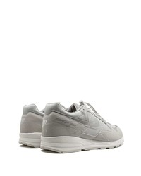 Chaussures de sport grises Nike