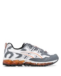 Chaussures de sport grises Asics