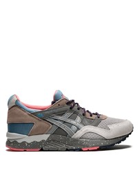 Chaussures de sport grises Asics