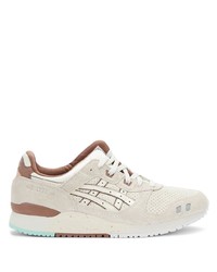 Chaussures de sport grises Asics