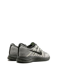 Chaussures de sport grises Nike