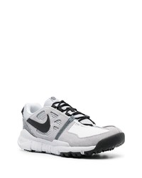 Chaussures de sport grises Nike