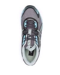 Chaussures de sport grises Asics