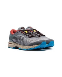 Chaussures de sport grises Asics