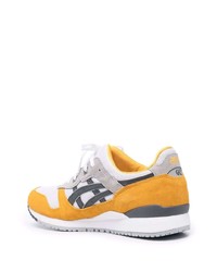 Chaussures de sport grises Asics