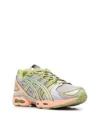 Chaussures de sport grises Asics