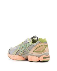 Chaussures de sport grises Asics