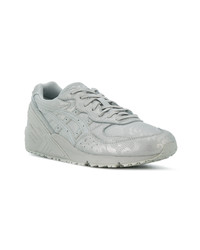 Chaussures de sport grises Asics