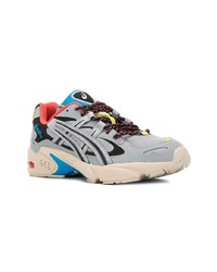 Chaussures de sport grises Asics