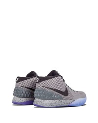 Chaussures de sport grises Nike