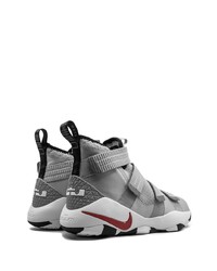 Chaussures de sport grises Nike