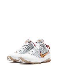 Chaussures de sport grises Nike