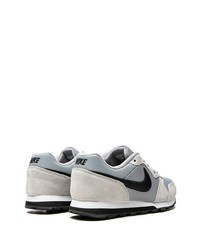 Chaussures de sport grises Nike