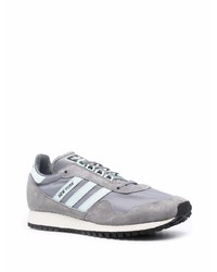 Chaussures de sport grises adidas