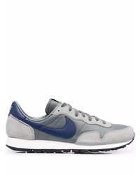 Chaussures de sport grises Nike