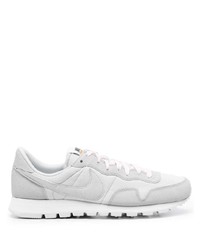 Chaussures de sport grises Nike