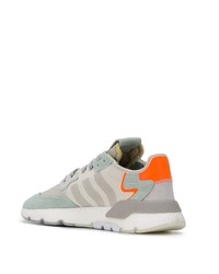 Chaussures de sport grises adidas